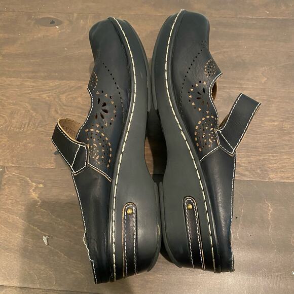 L’Artiste Black Leather Mary Jane Flats with Classic Design - Picture 11 of 15